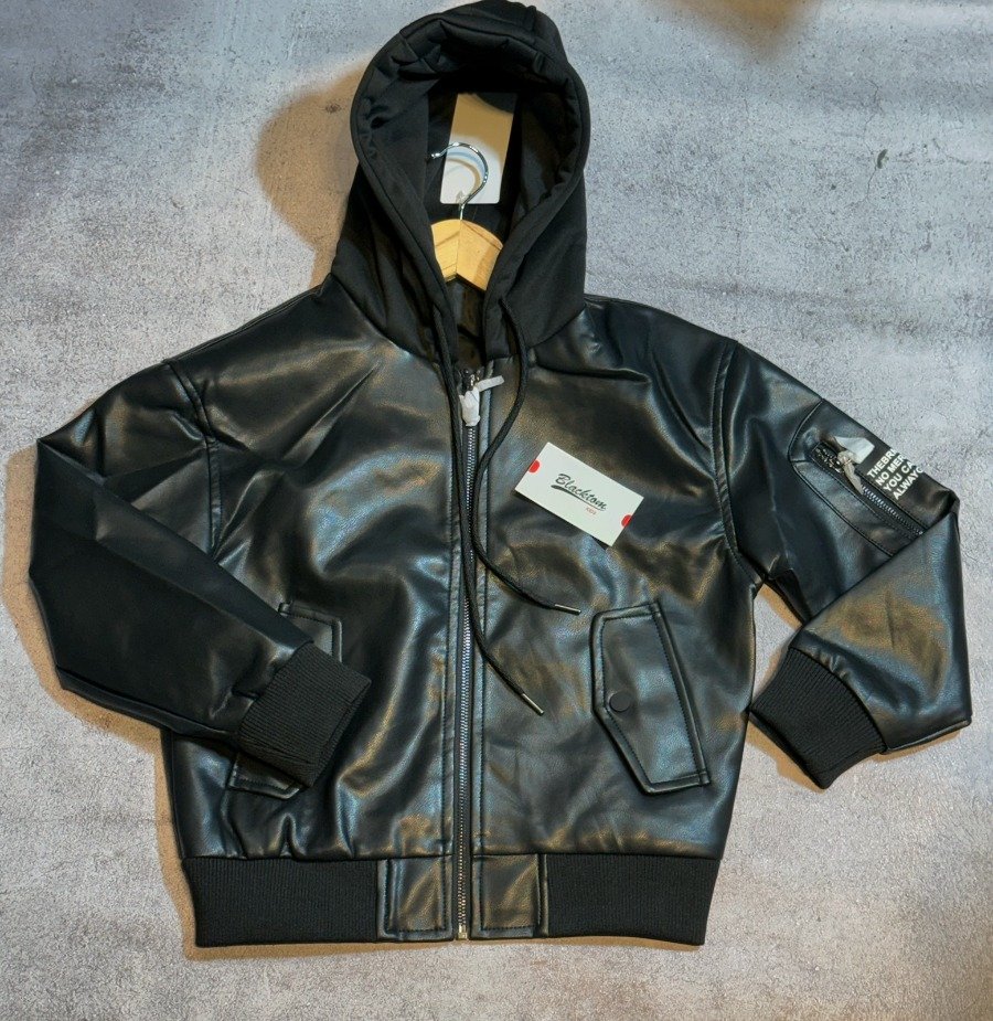 Campera de cuero con capucha